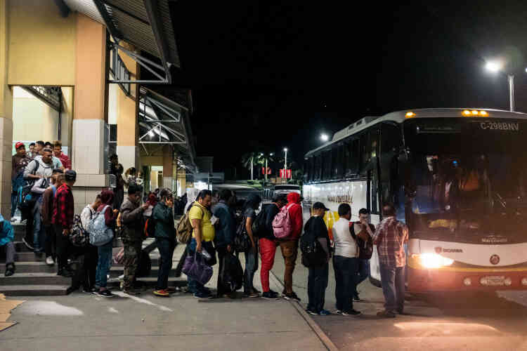 Tous les soirs, ils sont 200 ou 300 à quitter le pays depuis la gare routière de San Pedro Sula.