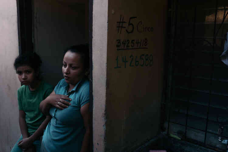 Karla et sa fille Angeles Maria, née à la suite d’un viol survenu neuf ans plus tôt. Depuis son retour au Honduras, elle attend une réponse à une demande d'asile au Canada. Elle est lesbienne et est menacée en raison de son orientation sexuelle.