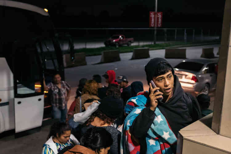 Eduardo Lopez, 21 ans, s’apprête à monter dans un bus pour le Guatemala.