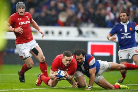 L’essai de George North devant Yoann Huget, qui a relancé le Pays de Galles vendredi 1er février au Stade de France.