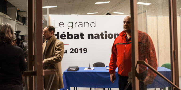 Le grand débat national de Pau, qui se déroule au Parc des Expositions, est animé par le maire de la ville François Bayrou. Près de 500 personnes étaient présentes. Le 25 janvier 2019
