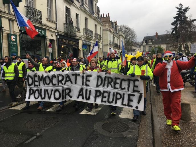 A Tours Une Guerre Des Nerfs Entre Gilets Jaunes Et