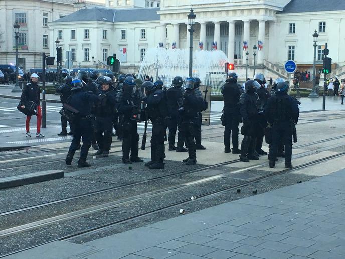 A Tours Une Guerre Des Nerfs Entre Gilets Jaunes Et