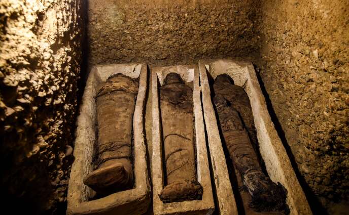 Certaines des momies découvertes dans un tombeau dans la province de Minya, au sud du Caire, en Egypte, le 2 février.