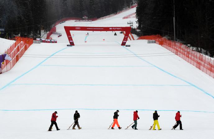 Samedi, la descente avait déjà été annulée pour la même raison, de la pluie s’étant mêlée à la neige en bas du parcours