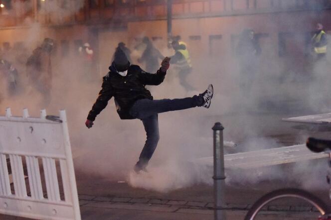 Des manifestants jettent des cartouches de gaz lacrymogènes lorsqu’ils se heurtent à la police lors d’une manifestation des « gilets jaunes » à Strasbourg, dans l’est de la France, le 2 février 2019.