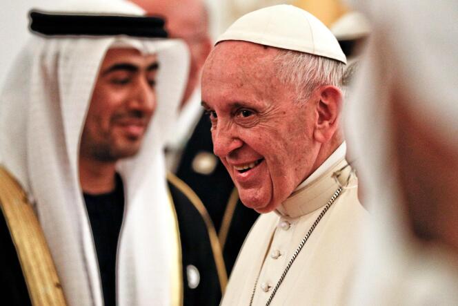 Le pape François souriant lors de son arrivée à l’aéroport international d’Abou Dhabi, dans la capitale des Emirats arabes unis, le 3 février 2019.