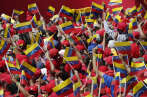 Les partisans de Nicolas Maduro sont venus soutenir leur président, drapeaux vénézuéliens à la main, à Caracas, le 2 février.