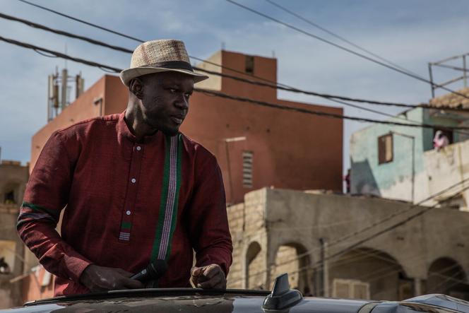 Ousmane Sonko s'adresse à ses militants depuis le toit de sa voiture lors du premier jour de campagne pour l’élection présidentielle, dimanche 3 février 2024, dans la commune de Ngor, à Dakar.