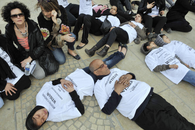 Des personnes participent, le 17 mars 2012 à Clermont-Ferrand, à une manifestation pour réclamer « justice » et « vérité » dans l'affaire Wissam El-Yamni.