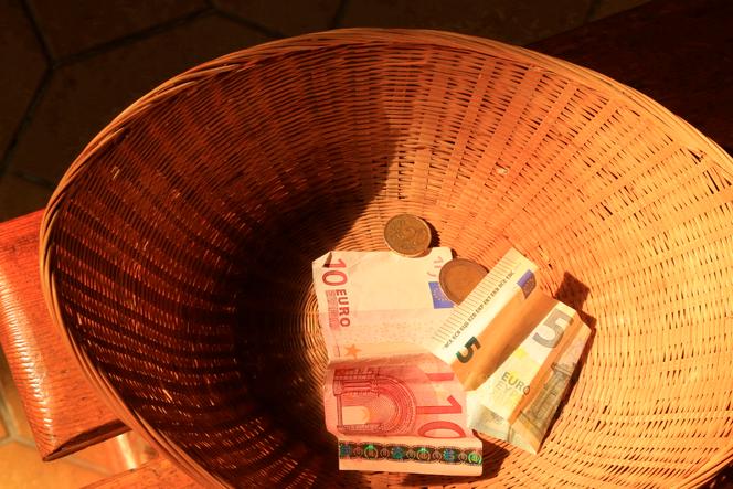 Quête lors d’une messe, France.