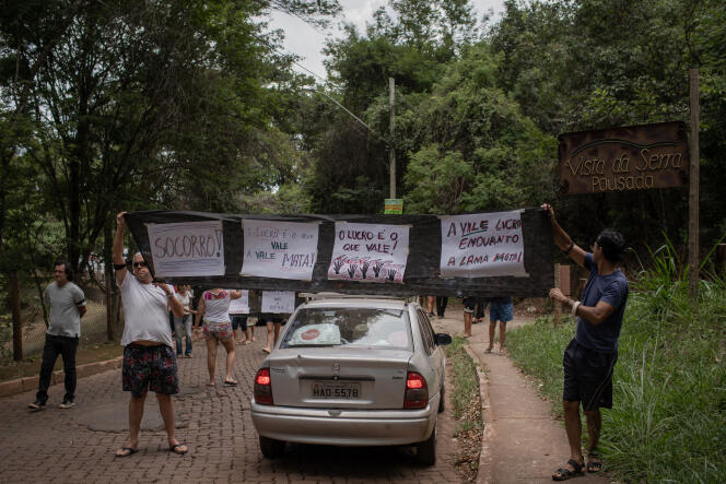 Manifestation contre la société d’exploitation minière Vale, à Casa Branca, un quartier rural proche du barrage en ruine, le 26 janvier.
