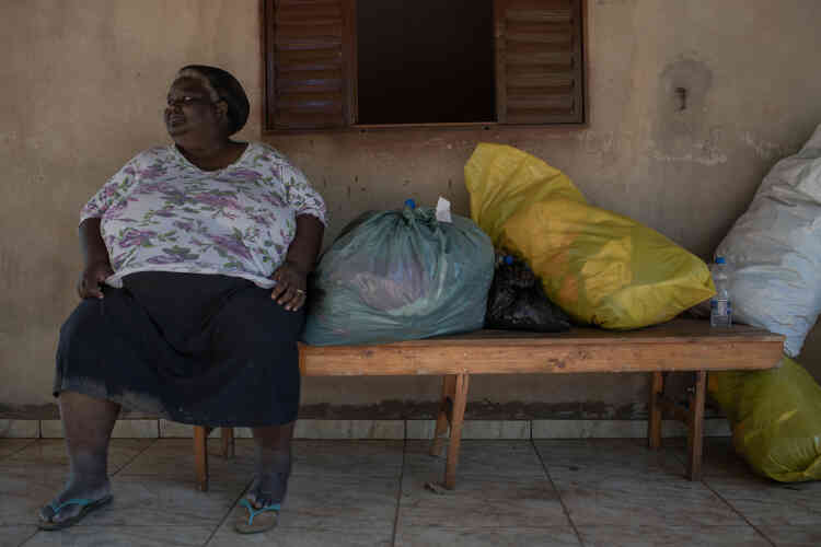 Adelia Oliveira Souza Gomes, 55 ans. Sa maison a été engloutie. Elle n’a pu sauver que ses vêtements. Depuis, elle est hébergée par des amis.