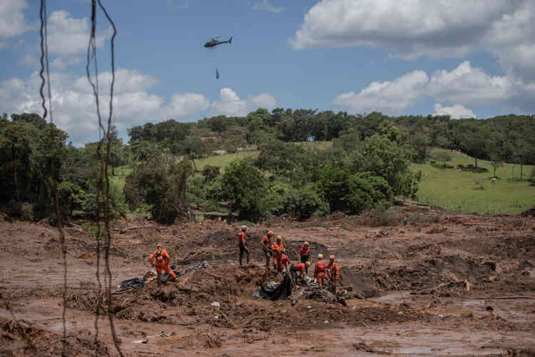 Le 29 janvier, à Brumadinho. Les hélicoptères continuent d’atterrir, avec de nouveaux corps, suspendus dans de grands filets noirs.