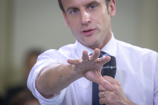 Emmanuel Macron, lors de sa participation au grand débat national face aux élus de banlieue, à Evry-Courcouronnes (Essonne), le 4 février.