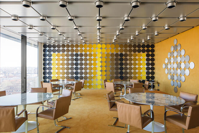 Installation avec 3 côtés, dans la salle à manger du siège de la Deutsche Bundesbank, à Francfort-sur-le-Main.