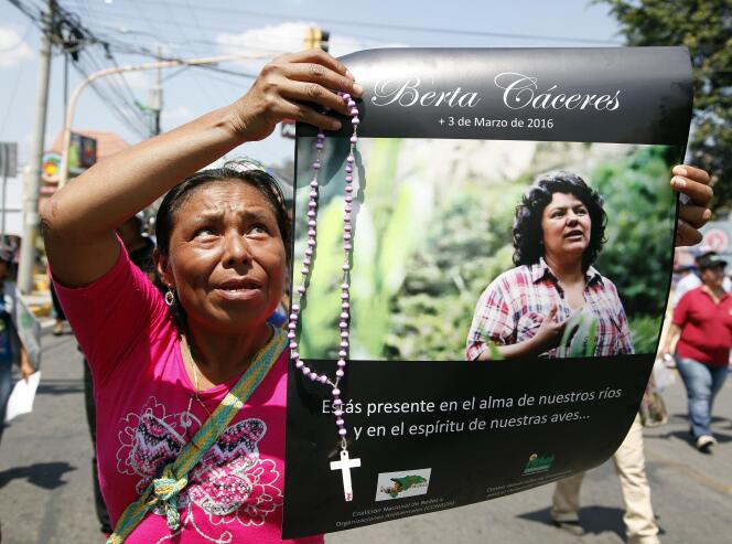 Affiche à l’effigie de la militante écologiste hondurienne Berta Caceres, à Tegucigalpa, en mars 2016.