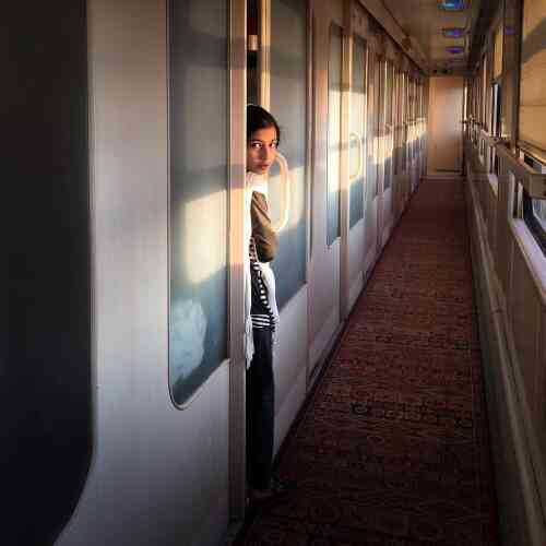 Une jeune fille dans un train roulant vers Yazd.