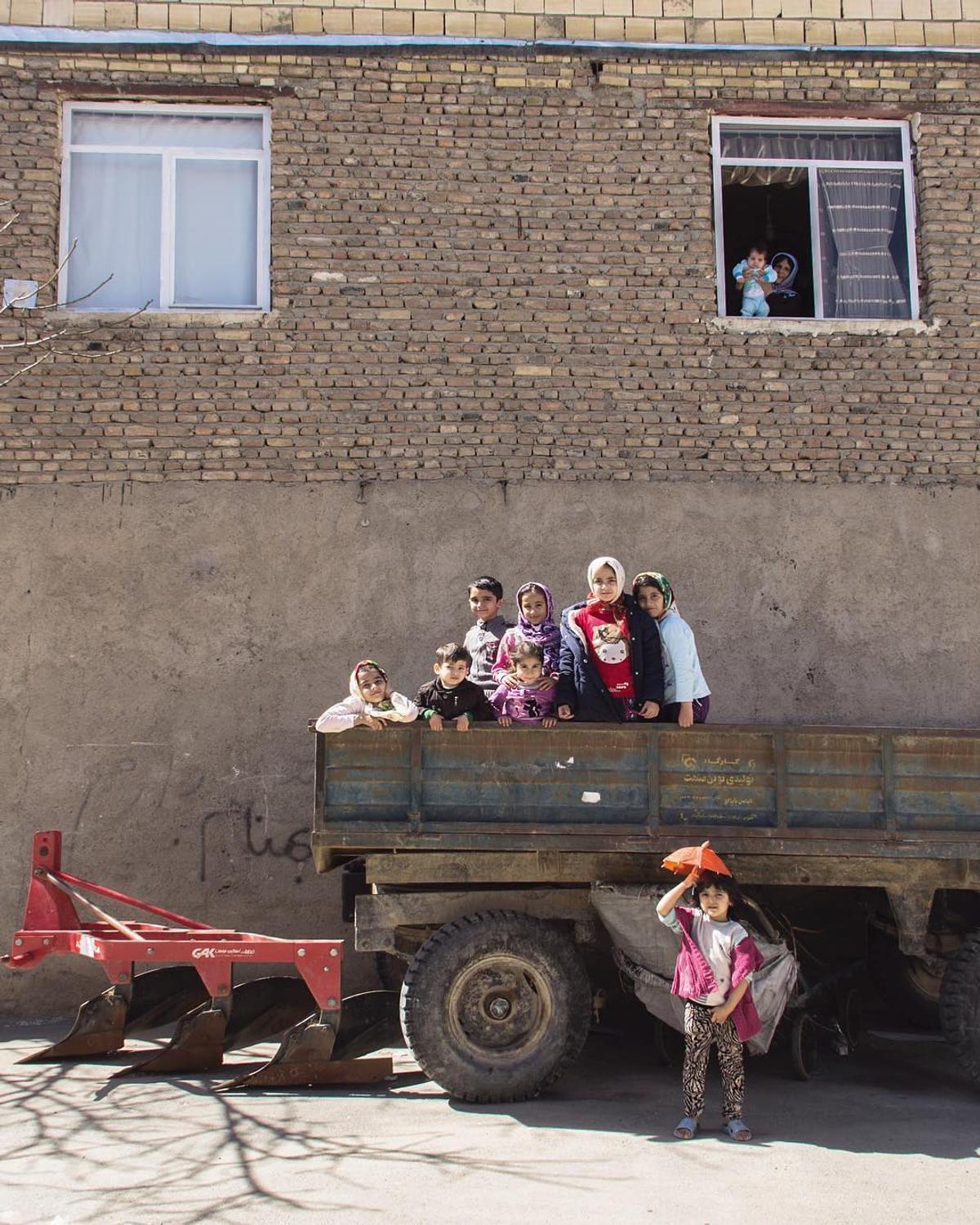 Les enfants prennent la pose dans la camion agricole à Hamedan, Iran 2018