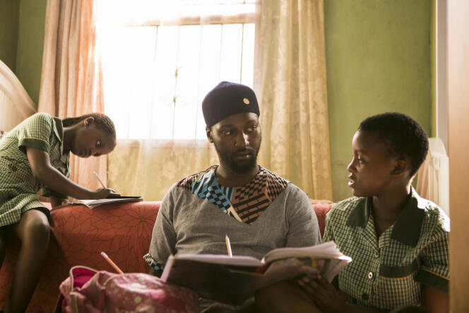 Bulelani Futshane, un père célibataire, donne des cours d’alphabétisation au Cap, en Afrique du Sud.
