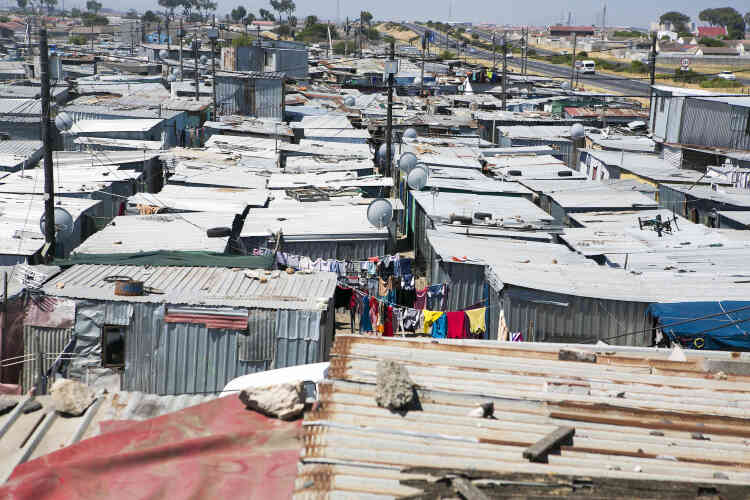 L’Afrique du Sud est le pays le plus inégalitaire au monde et Le Cap en est un exemple frappant. Les quartiers de Philippi et de Nyanga, dans le sud-est de la ville, regroupent 270 000 habitants vivant dans des habitations informelles.