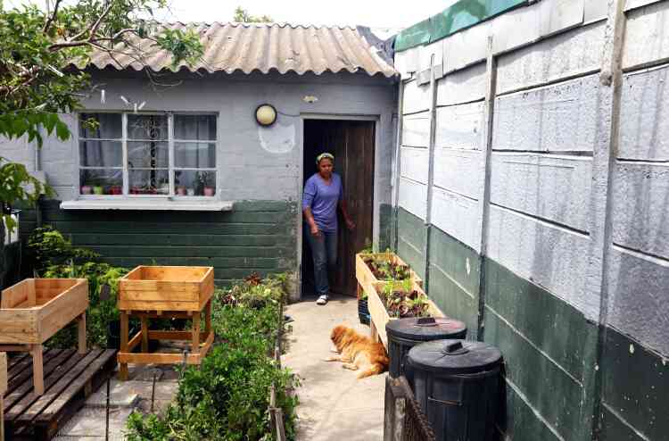 Renshia Manuel, 36 ans, a créé GrowBox en 2016, après avoir eu l’idée de cultiver des légumes dans des caissons en bois. Elle vit à Hanover Park, une zone historiquement défavorisée de 34 000 habitants dans le sud-est du Cap.
