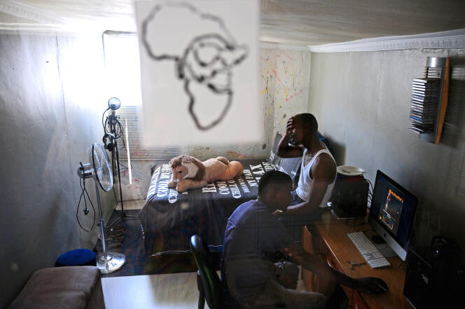 Le musicien Sibusiso Nyamakazi et le producteur Nkululeko Gonya travaillent sur un échantillon de musique dans la chambre-studio du second.