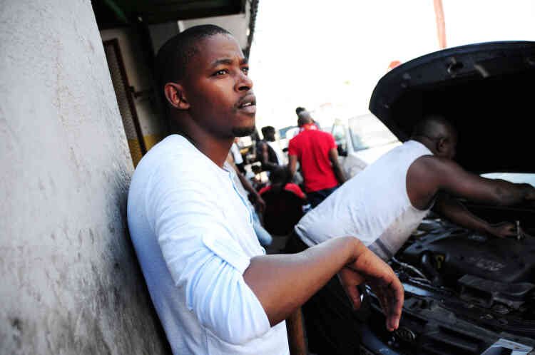 La voiture de Sibusiso est tombée en panne. Avec l’aide d’un ancien voisin, il parvient à faire remorquer son véhicule et à le faire réparer chez un mécanicien du quartier en quelques heures.