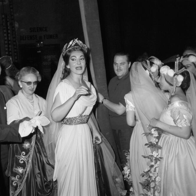 La célèbre cantatrice américaine d'origine grecque, Maria Callas, à l'Opéra de Paris, le 16 mai 1964.