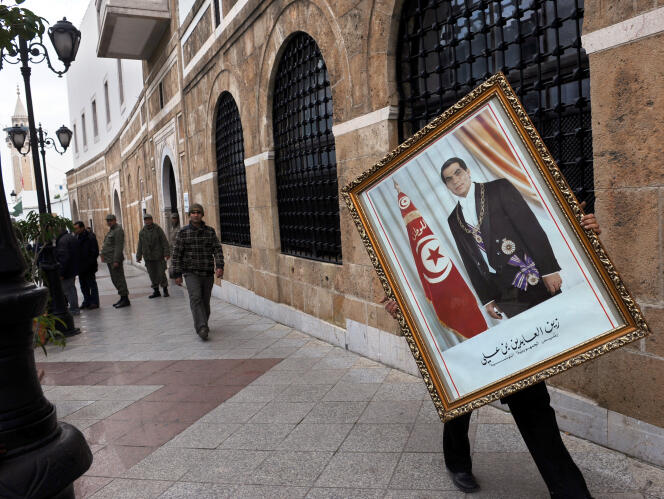 Le portrait de l’ancien homme fort de Tunisie, Zine El-Abidine Ben Ali, remisé après le départ en exil de ce dernier, le 14 janvier 2011.