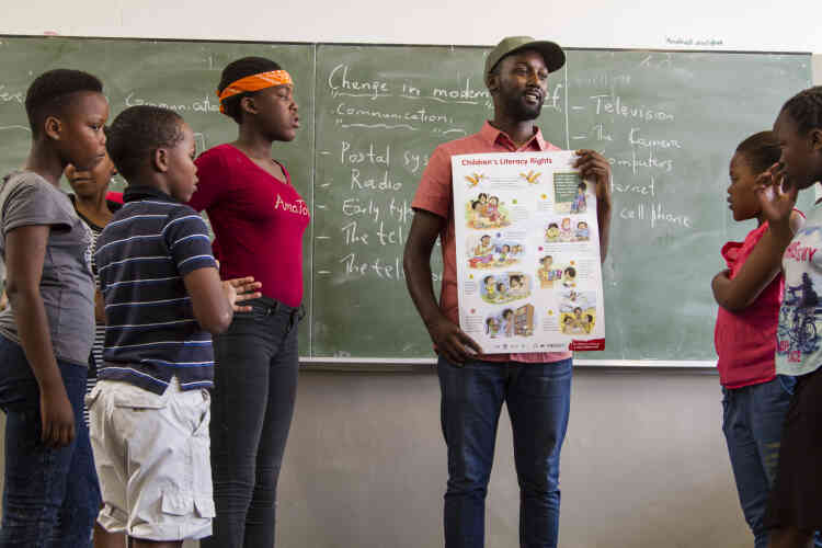 Dans une école de Philippi, le thème de ce samedi est le droit à l’alphabétisation des enfants. Les élèves doivent décrire ce droit par le biais de la danse, du théâtre et de la musique.