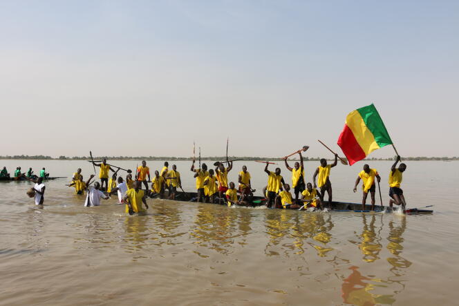 L’arrivée de la course de pirogues, à l’occasion de la quinzième édition du festival Ségou’Art, au Mali.
