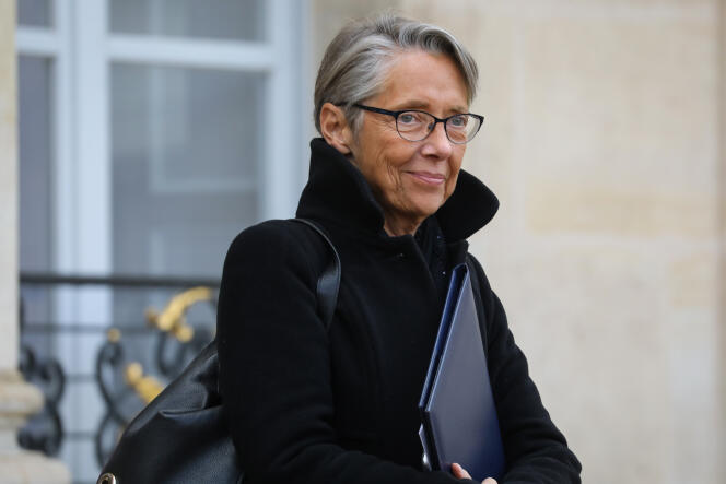 La ministre des transports, Elisabeth Borne, quitte le palais de l’Elysée, à Paris, le 30 janvier.