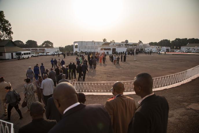 Après la signature de l’accord entre le gouvernement centrafricain et les groupes rebelles, à Bangui, le 6 février.