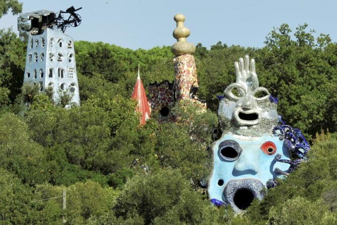 Les sculptures de l’artiste Niki de Saint Phalle regardent la campagne verdoyante de la Toscane, en Italie, le 16 septembre 2013.