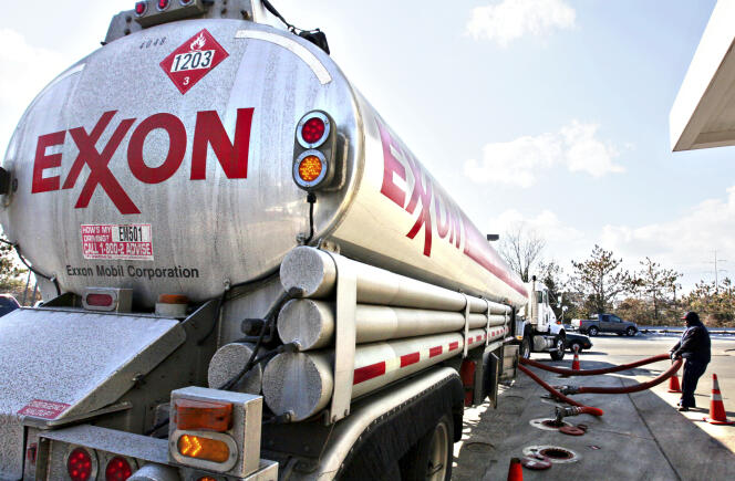 Un camion-citerne d’Exxon se ravitaille dans une station d’Arlington, en Virginie (Etats-Unis), en 2010.