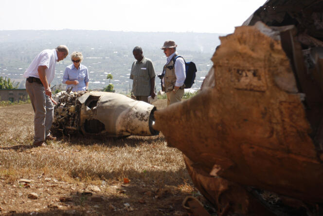 Des enquêteurs français examinent les débris de l’avion de Juvénal Habyarimana, à Kigali, en septembre 2010.
