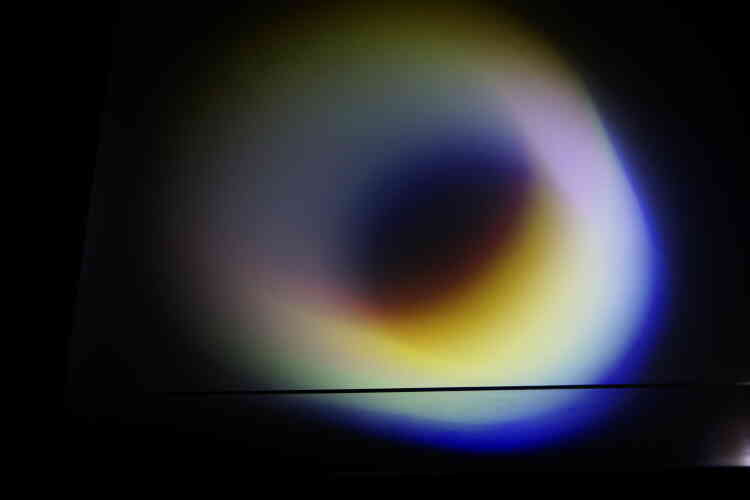« Le travail de Félicie d’Estienne d’Orves s’inspire essentiellement du cosmos et de l’astrophysique. L’installation est un monolithe qui met en scène en son cœur une supernova (Cassiopée A), c’est-à-dire l’ensemble des phénomènes résultant de l’implosion d’une étoile, ce qui n’a jamais été observé par aucun télescope. Pour créer cette sculpture de lumière, l’artiste s’est entourée d’un astrophysicien et du musicien Laurent Dailleau. »