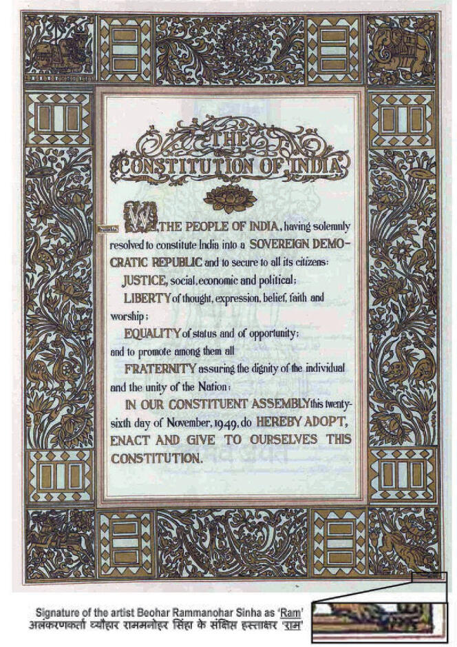 La première page du manuscrit de la Constitution de la République indienne, entrée en vigueur le 26 janvier 1950.