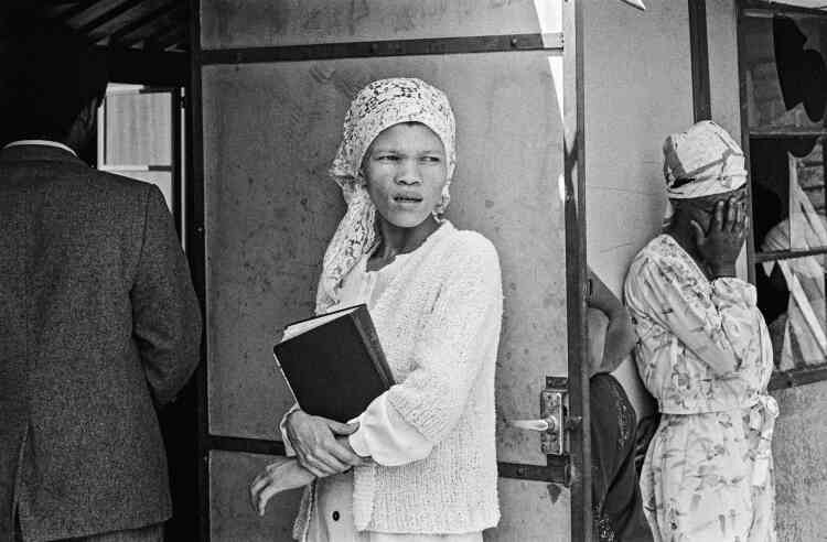Les photographies de ce portfolio font partie de la série « Dukathole », de Santu Mofokeng. Elles ont été prises en 1988 à Dukathole (Old Germiston), township de la banlieue est de Johannesburg, où furent déportées des familles métisses et noires.