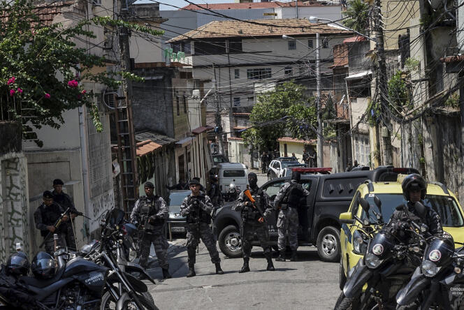 Des policiers brésiliens bloquent l’accès à un quartier de  Rio de Janeiro, le 9 février 2019.
