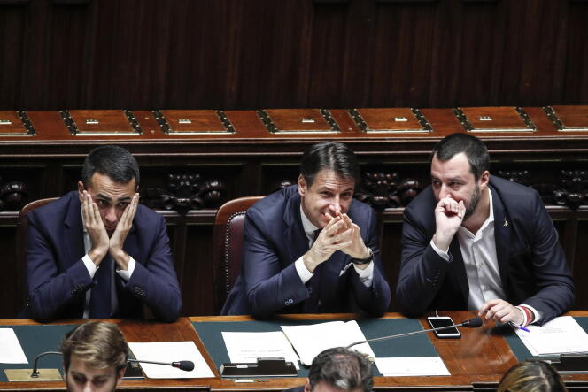 Giuseppe Conte entouré de Luigi Di Maio et Matteo Salvini, à Rome, le 21 novembre 2018.