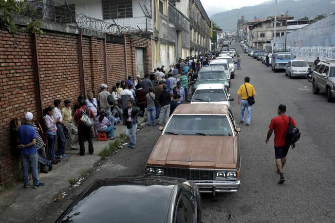 Des Vénézuéliens attendent devant un supermarché, à San Cristobal, le 10 novembre 2018.