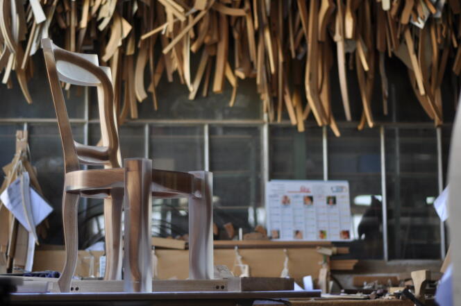 Le modèle « Liffoloise », mêlant bois et résine et styles ancien et contemporain, a été créé par Sacha Tognolli à l’atelier de la manufacture Laval, sise à Liffol-le-Grand (Vosges).