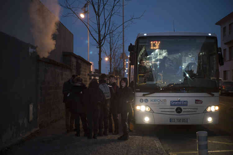 Les étudiants du lycée professionnel de Bruyères avant le départ du bus à la gare d'Epinal à 7 h 25, le 6 février. Lors de sa mise en service, les horaires de la ligne de bus ne correspondaient pas à ceux des établissements scolaires.
