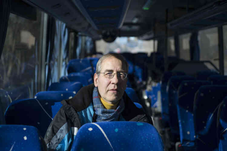 Eric Woehrel, enseignant en histoire-géographie à Epinal, dans le bus reliant Epinal à Saint-Dié-des-Vosges. Cet usager qui voyage quotidiennement déplore la disparition de la ligne de train.