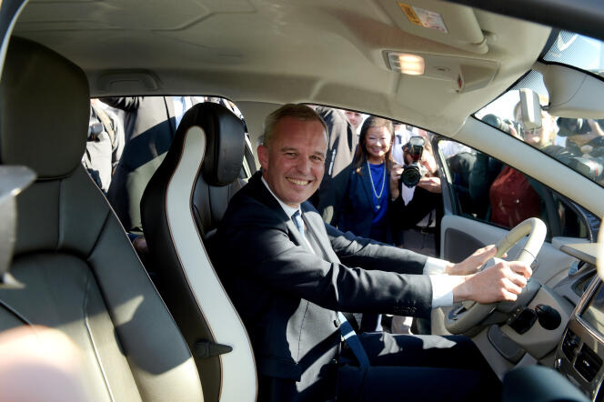 Le ministre de la transition écologique et solidaire, François de Rugy, à bord d’une voiture électrique Renault, le 4 octobre 2018.