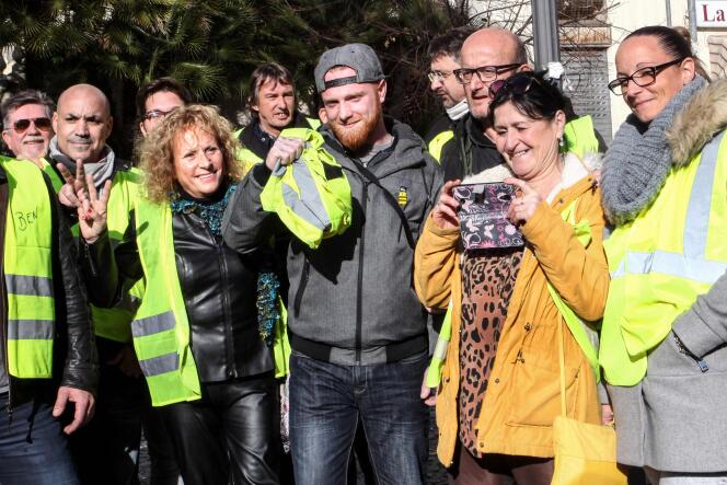 Maxime Nicolle alias Fly Rider (au centre), durant un rassemblement de « gilets jaunes » français et italiens à San Remo, vendredi 8 février 2019.
