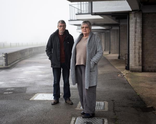 Irene et Michael Mynott devant leur appartement, qui donne sur le port de Newhaven, le 6 février.