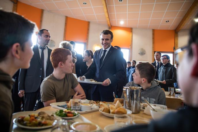 Emmanuel Macron à la cantine du lycée forestier d’Etang-sur-Arroux (Saône-et-Loire), le 7 février.